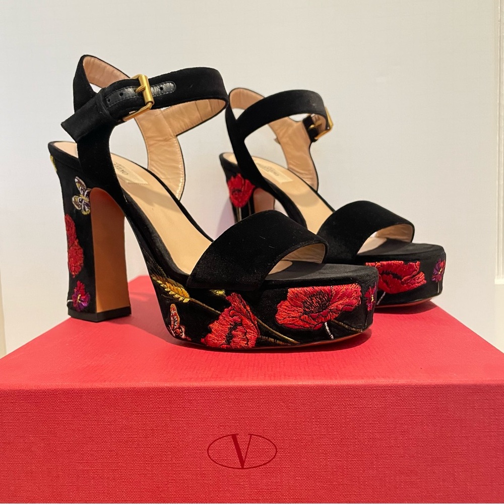 BNWT Valentino Embroidered Platform Heel